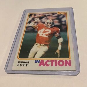 Ronnie Lott RC Rookie 1982 Topps in action Football Card # 487 Vintage